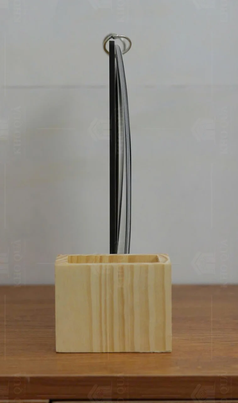Góc nhìn ngang phần đế và các lớp giấy lịch trong gallery