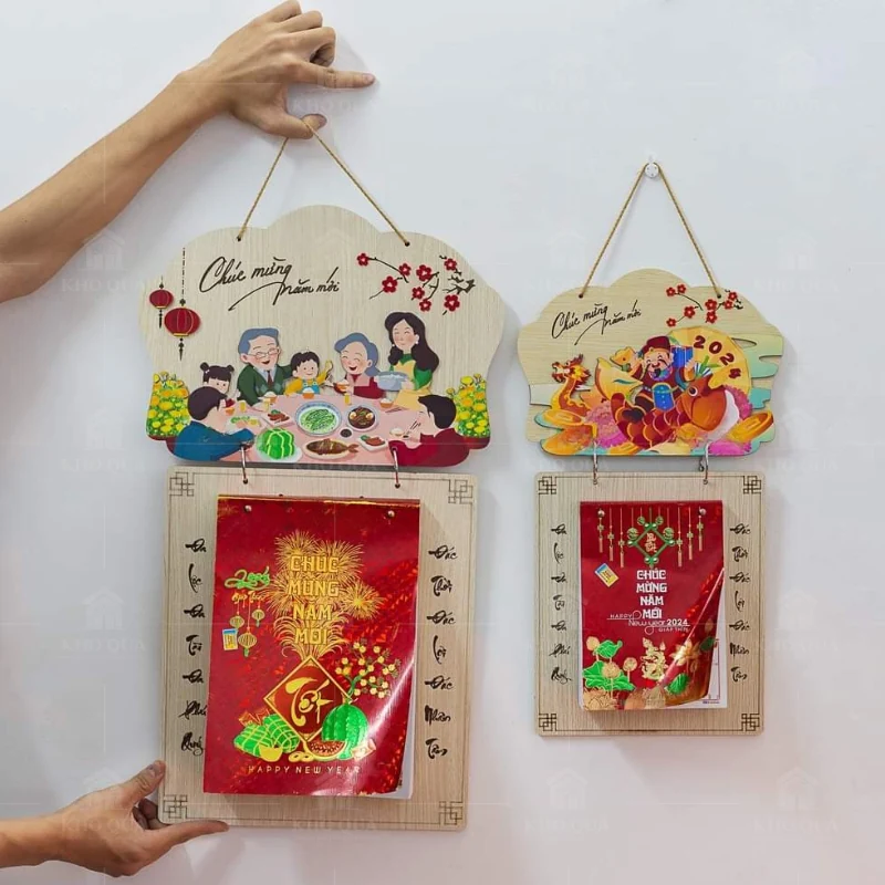 Hai lịch treo gỗ trong gallery có đầu treo dây và khung ruột