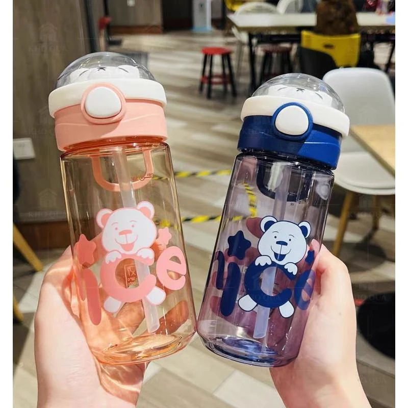 Hai bình nhựa với nắp hồng xanh và hình in sẵn trong gallery bình nhựa 650 ml