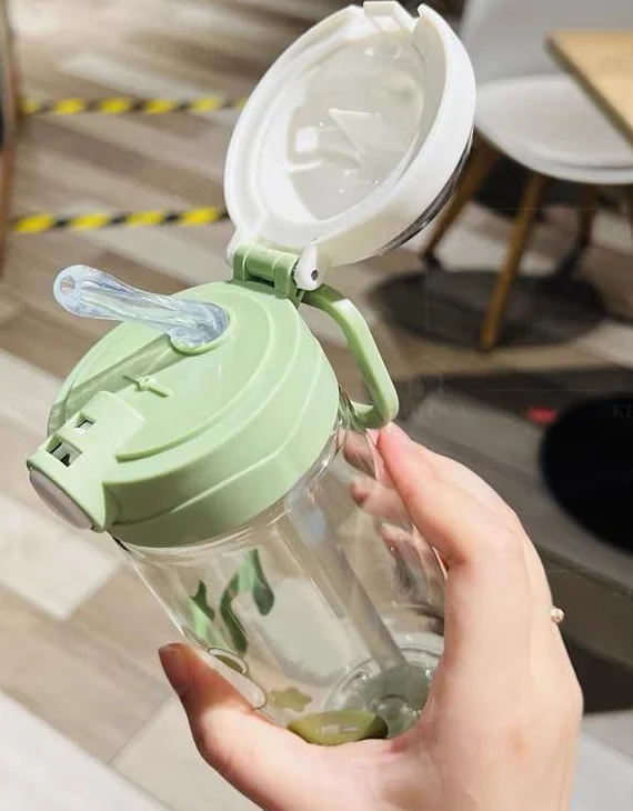 Góc nắp bật mở và miệng uống của mẫu bình nhựa xanh