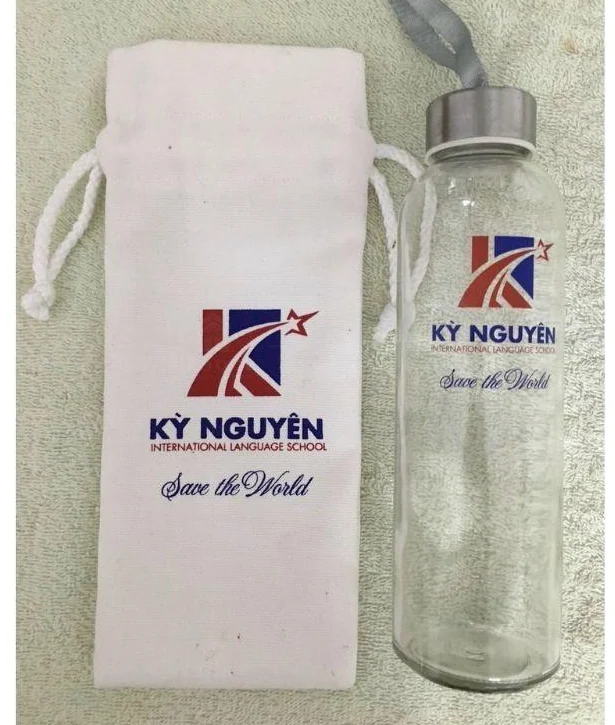 Bình thủy tinh và túi vải cùng in Kỷ Nguyên trong gallery