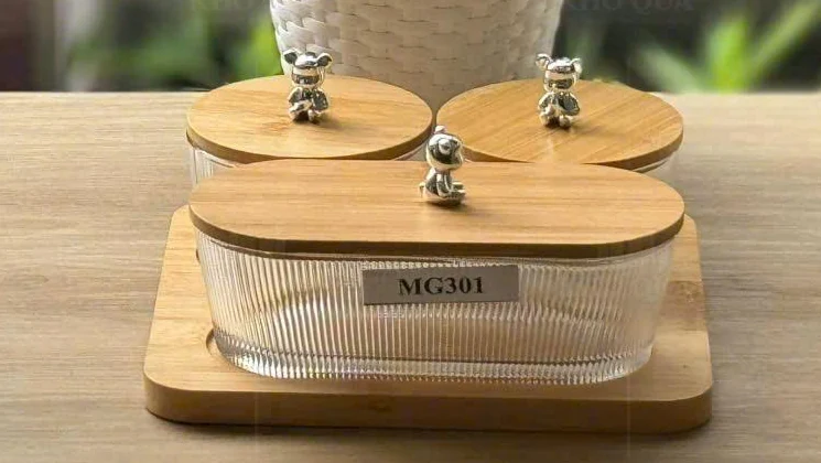 Ba hũ MG301 với nắp gỗ và khay trong gallery KhoQua