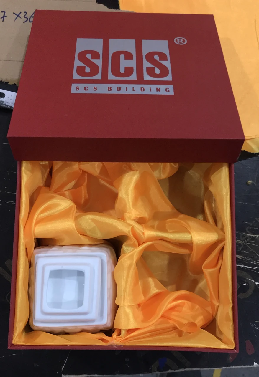 Hộp SCS với lót vàng và đĩa vuông bên trong