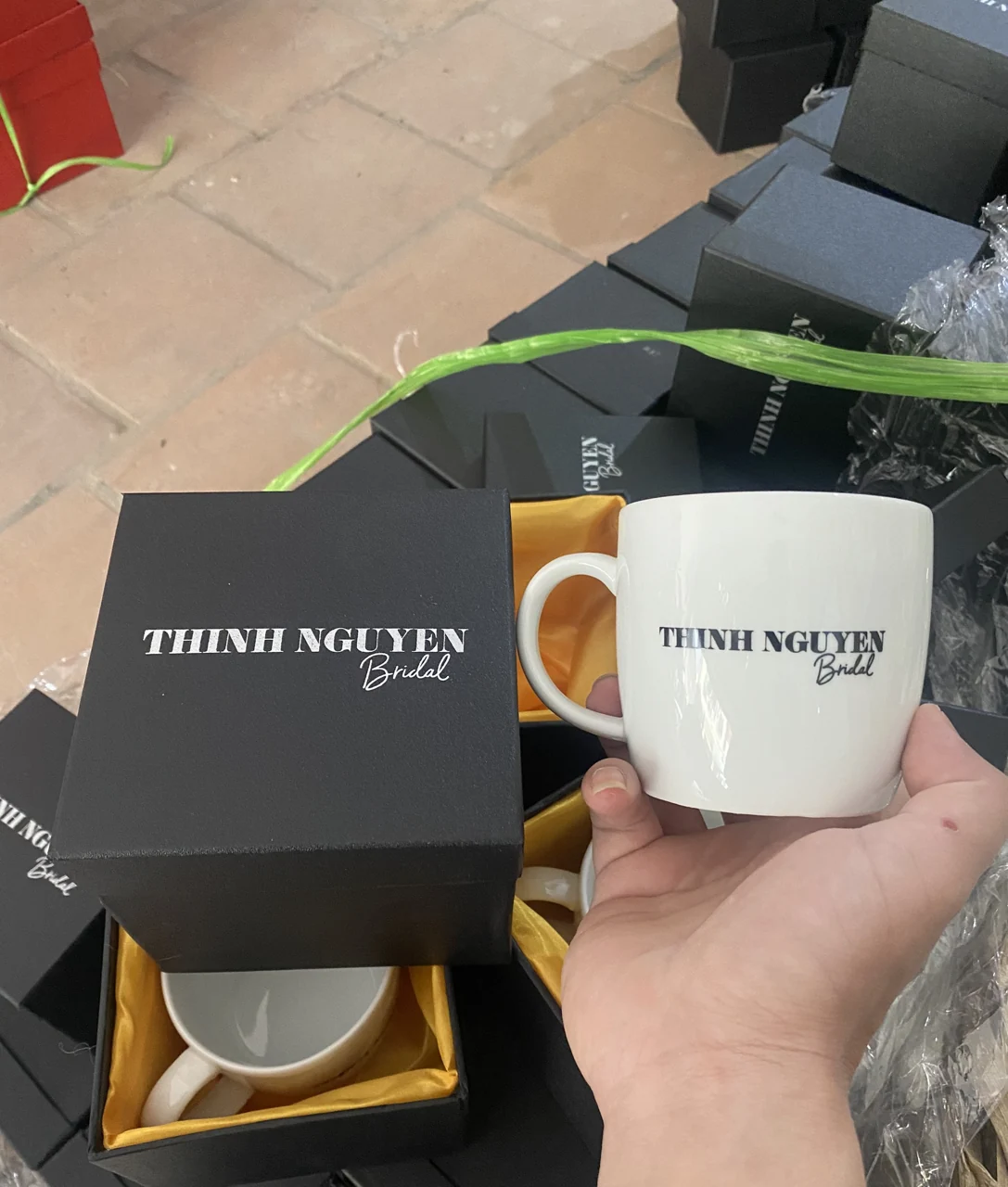 Cốc Thịnh Nguyên Bridal và hộp cùng nhận diện trong kho ảnh