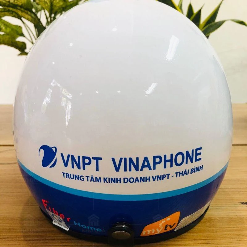 Logo VNPT VINAPHONE ở mặt sau mũ trắng xanh trong gallery