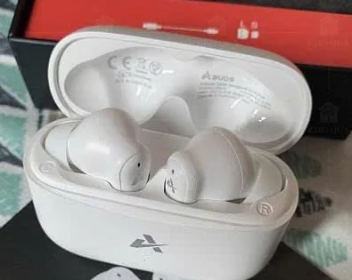 Hộp Avbuds C200 mở với hai tai đặt bên trong