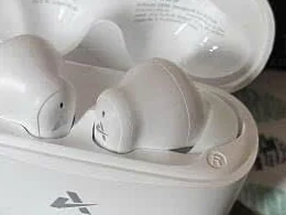 Góc hai tai và ký hiệu R bên phải trong hộp Avbuds C200