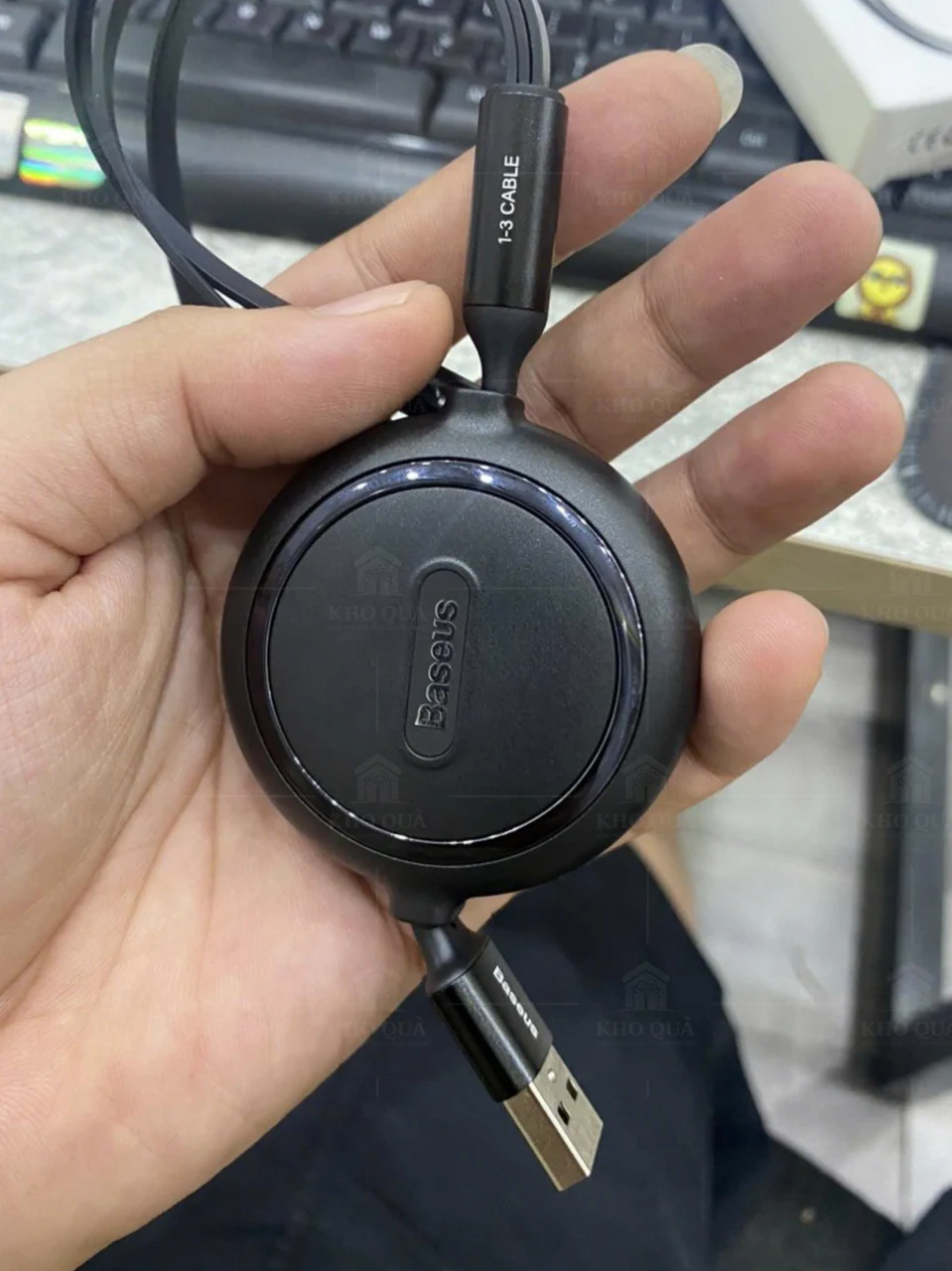 Cáp vỏ tròn với dây dẹt và đầu USB-A cầm trên tay gallery 57883
