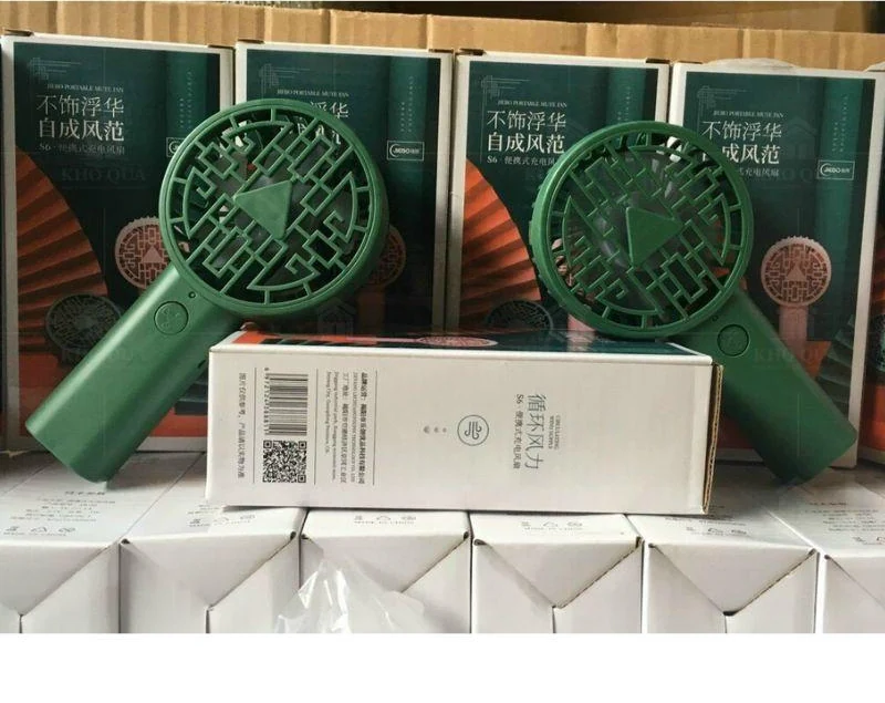 Quạt điện mini xanh và các hộp trong gallery mẫu cầm tay 01