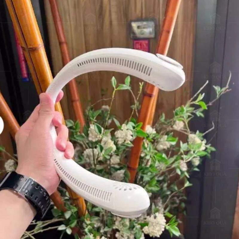 Quạt điện mini đeo cổ chữ U màu trắng đang được cầm