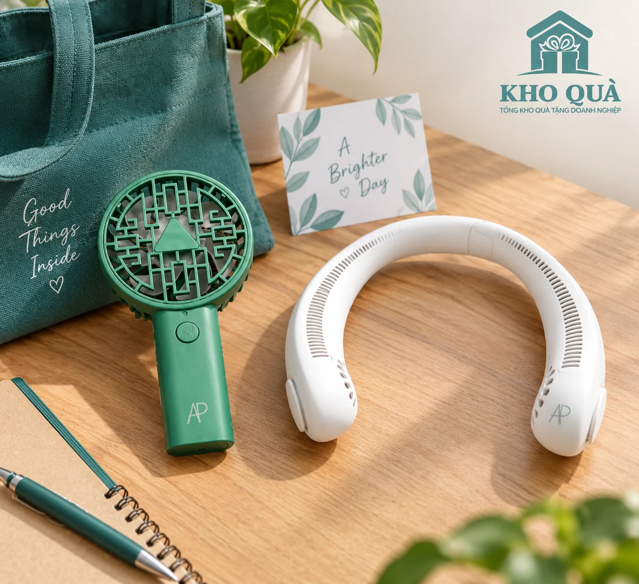 Phương án quạt cầm tay xanh và quạt đeo cổ trắng in AP cùng túi quà