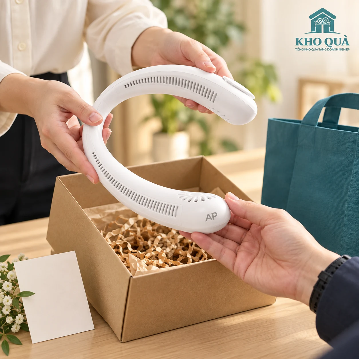 Phương án chuẩn bị quạt đeo cổ trắng có logo AP tại bàn trao quà