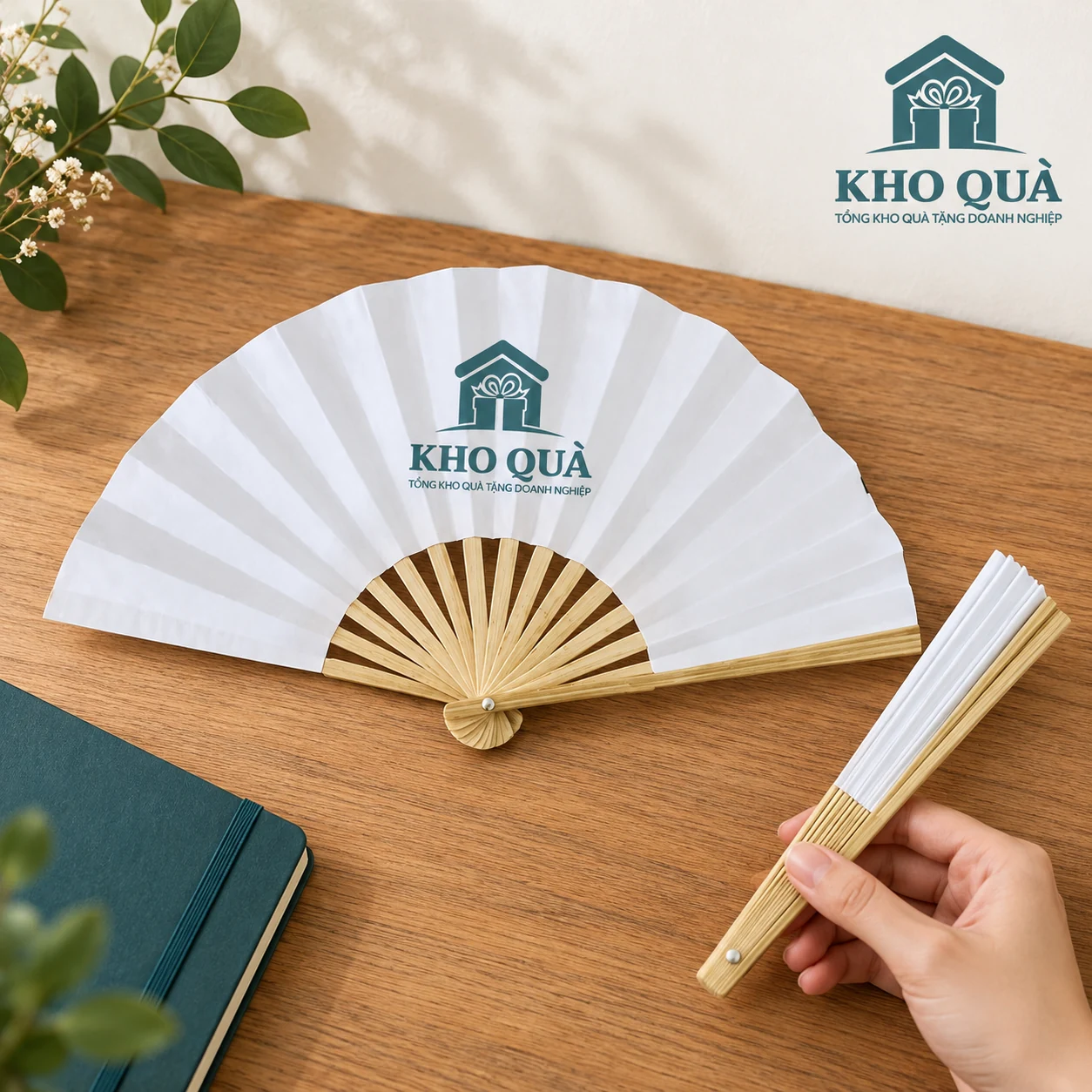 Phương án quạt trắng in KhoQua mở và một chiếc gấp đang cầm