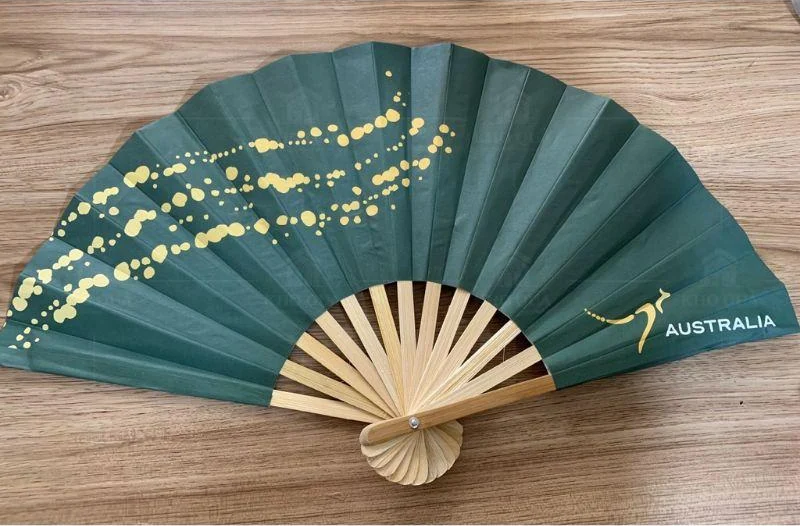 Quạt nan tre cắt máy 38cm màu xanh có nhận diện ở vùng ngoài mặt xếp