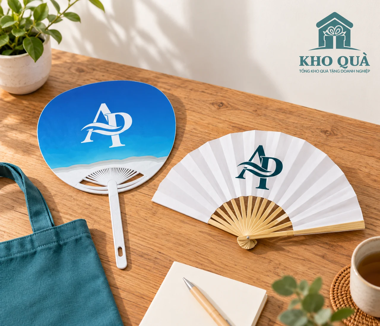 Phương án quạt mặt phẳng cán nhựa và quạt xếp in AP trên bàn chuẩn bị quà