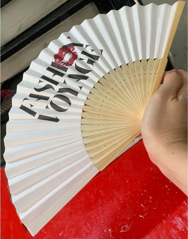 Quạt xếp có nan hoa văn và vùng tay cầm