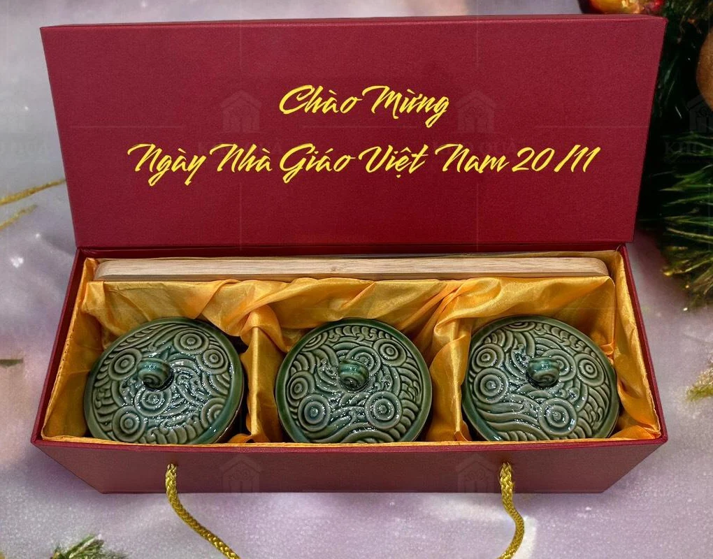Hộp đỏ có lời chúc ngày Nhà giáo cùng ba hũ xanh