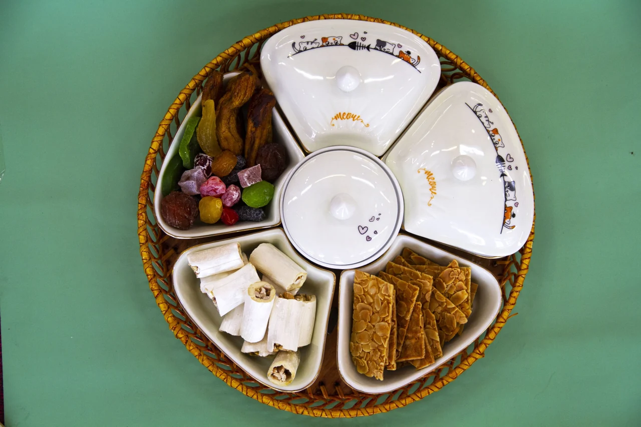 Khay cánh trong kho chung bày bánh dài miếng giòn và mứt viên