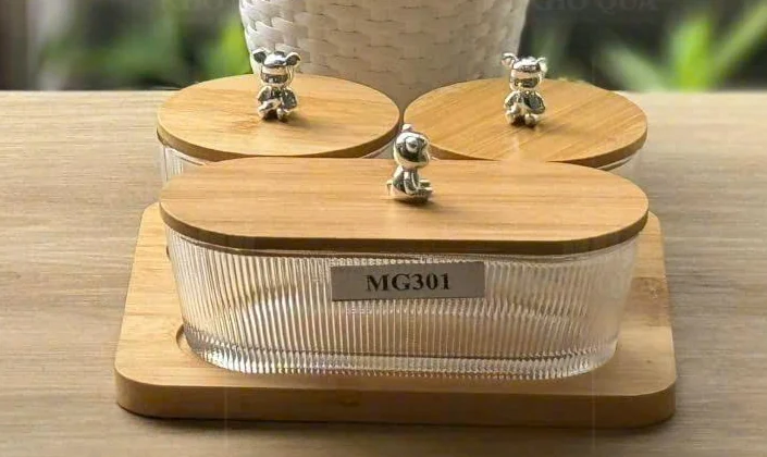 Ba hũ thủy tinh nắp gỗ MG301 trên khay gỗ