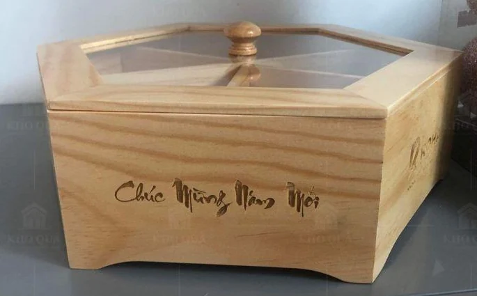 Mặt ngoài khay gỗ beech có lời chúc năm mới