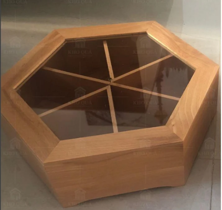 Các vách chia nhìn qua nắp trong suốt đang đóng của khay gỗ beech