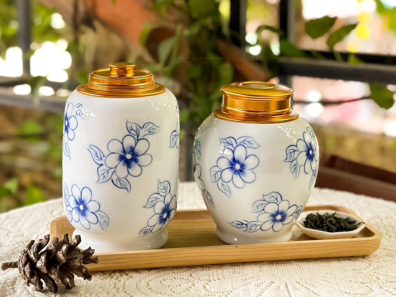 Hai hũ hoa xanh dáng cao và tròn trên khay trong gallery 48190
