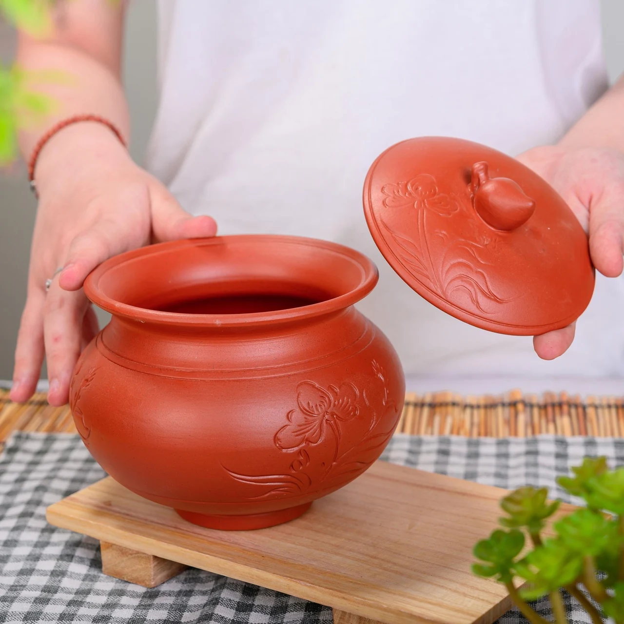 Hũ tròn đỏ trong kho chung đang được nhấc nắp