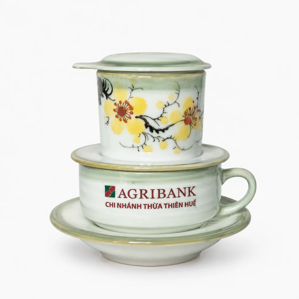 Logo Agribank trên cốc và họa tiết hoa mai trên thân phin