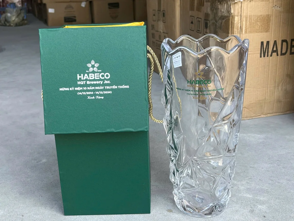 Lọ hoa và hộp xanh cùng in nhận diện HABECO