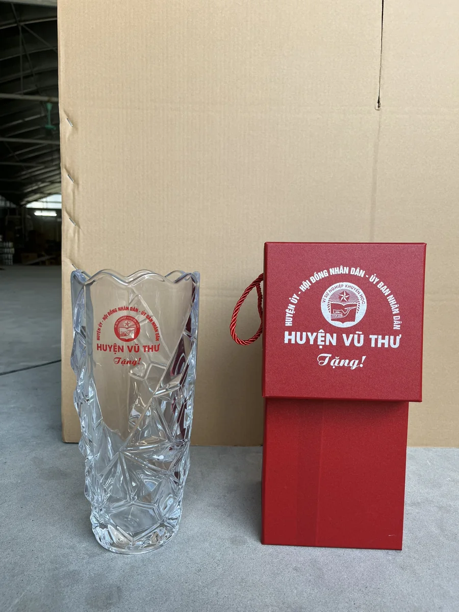 Lọ hoa và hộp đỏ cùng in thông điệp quà tặng Huyện Vũ Thư