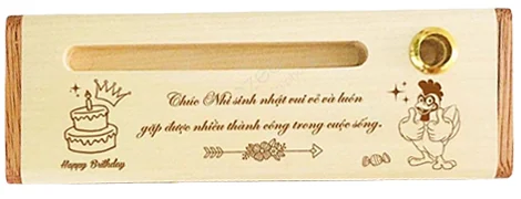 Mặt hộp gỗ có rãnh dài và chi tiết tròn