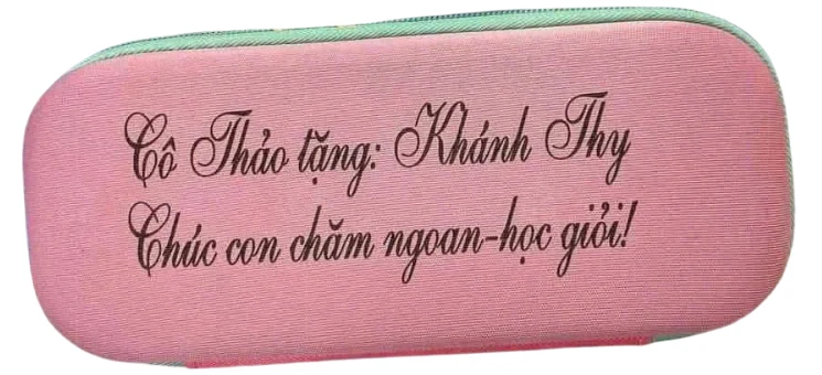 Mặt hộp hồng có tên Khánh Thy và lời chúc trong gallery hộp bút khắc tên
