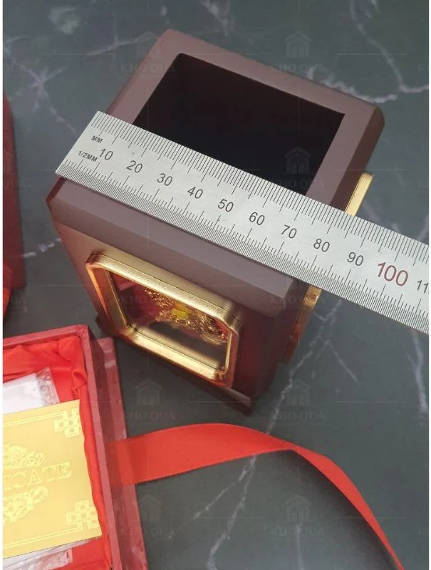 Thước đặt ngang miệng ống bút tứ cảnh trong gallery