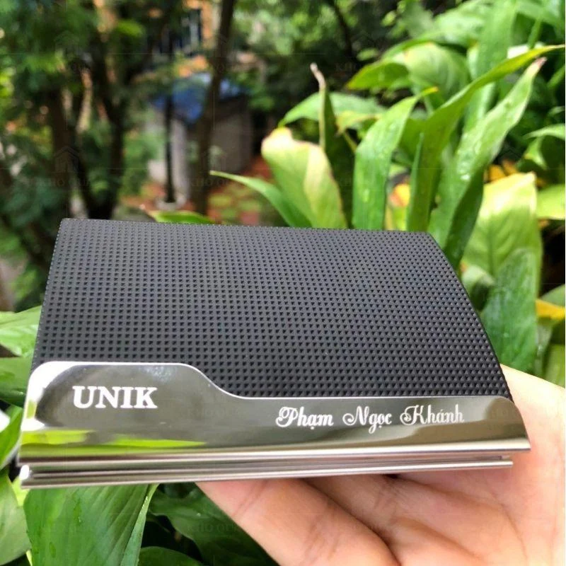 Hộp danh thiếp đen UNIK với tên trên dải kim loại
