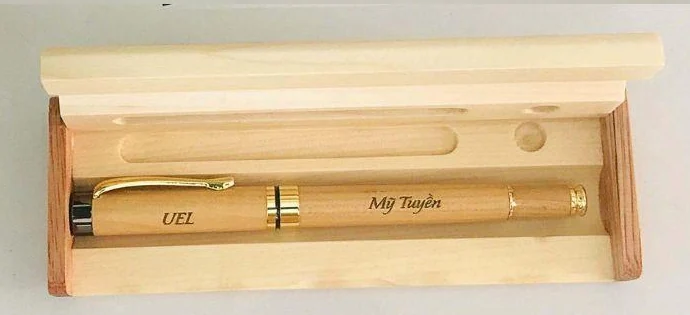 Hộp gỗ mở với bút UEL và Mỹ Tuyền trong gallery mẫu có rãnh