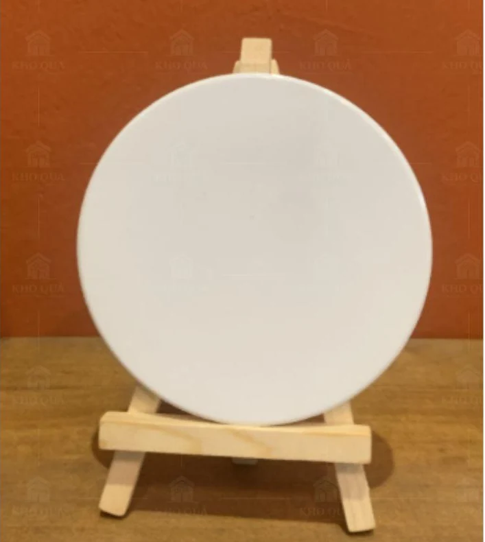 Mặt tròn trắng chưa in trên giá gỗ trong gallery lót ly sứ