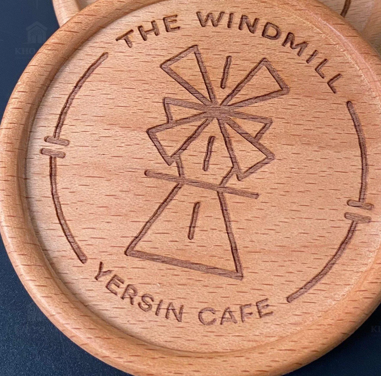 Góc cận bố cục THE WINDMILL và YERSIN CAFE trên mặt lót gỗ