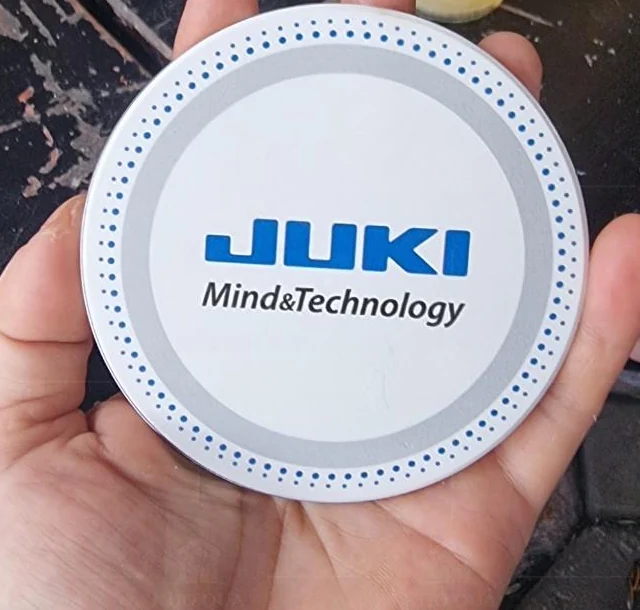 Lót tròn JUKI có tên ở giữa và dải chấm xanh quanh mép