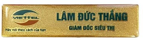 Mặt trước thẻ tên chữ nhật nền sần, logo bên trái và tên bên phải
