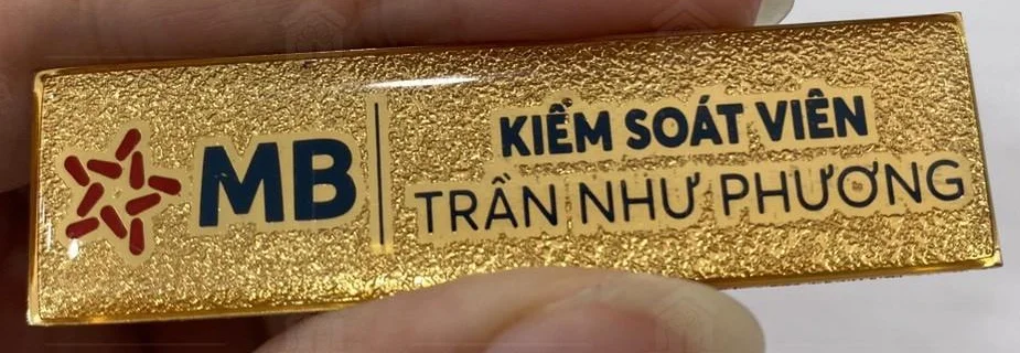 Thẻ MB có chức danh trên và tên ở dòng dưới