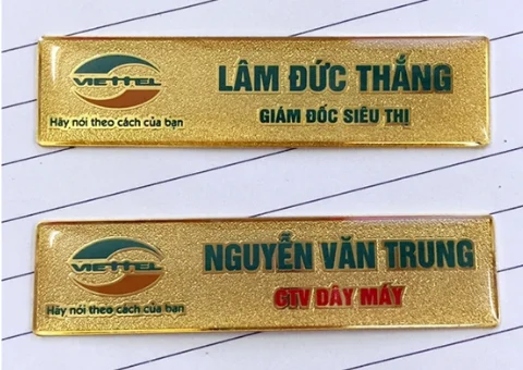 Hai thẻ tên có độ dài tên và dòng chức danh khác nhau