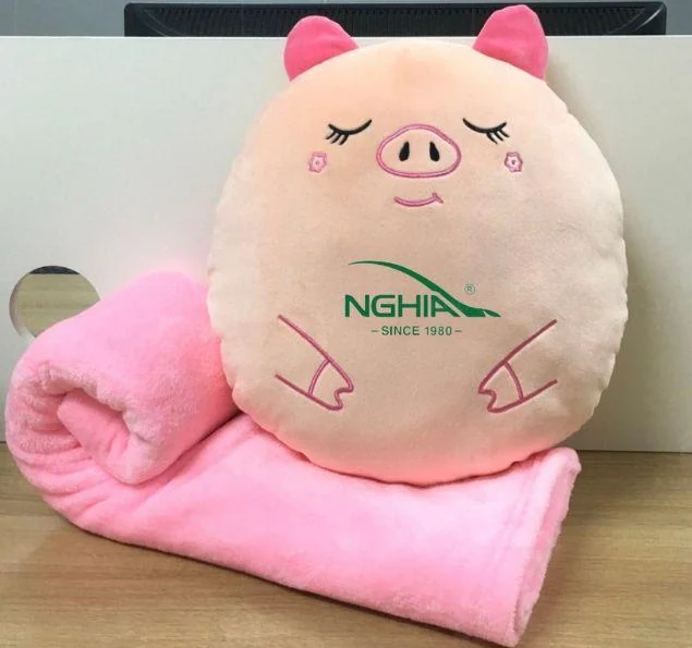 Gối hình heo hồng in NGHIA cùng một chăn hồng