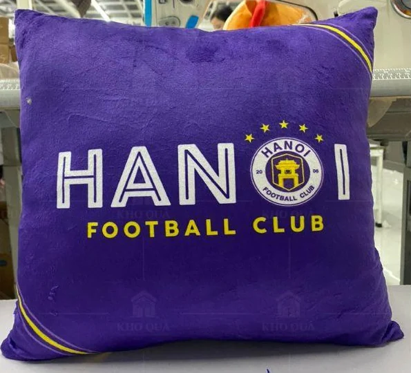 Gối vuông màu tím in HANOI FOOTBALL CLUB trên mặt trước
