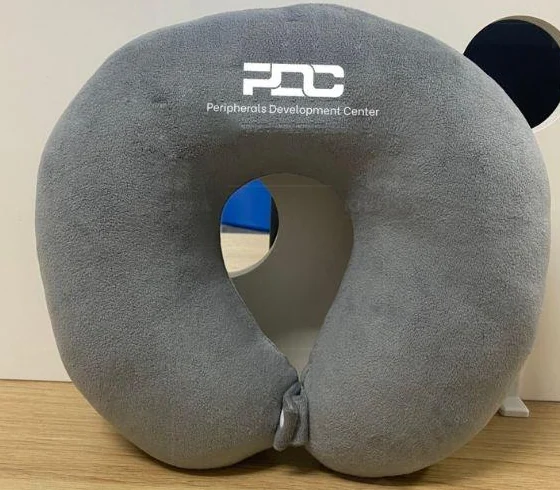 Gối chữ U xám có logo PDC trên phần cong phía trên