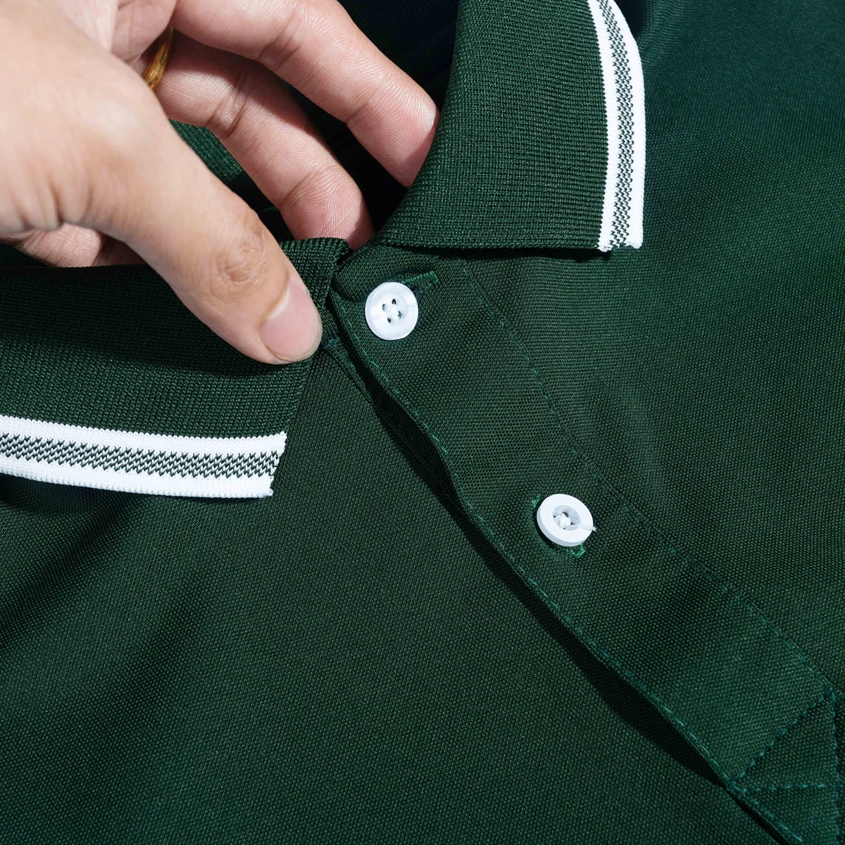 Cận cổ áo polo xanh, nẹp nút và bề mặt vải