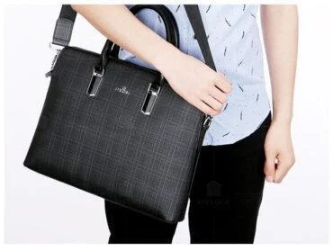 Người đeo cặp đen bằng dây vai