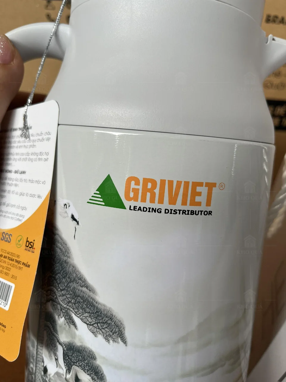 Logo GRIVIET in trên thân phích màu trắng