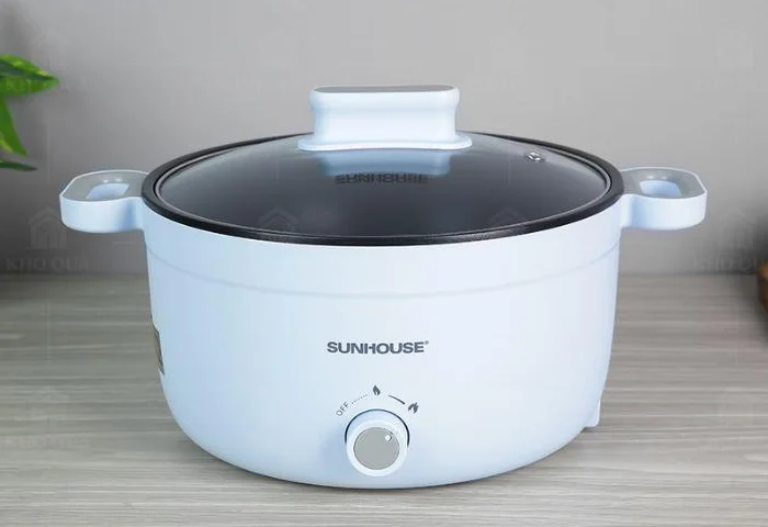 Ảnh chụp nồi Sunhouse xanh nhạt có nắp kính, hai quai và một núm trước